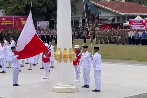 Bendera Merah Putih terbalik saat Upacara HUT RI ke-80 di Mamasa, Sulbar, Minggu (17/8/2025). Foto: Dok. Istimewa