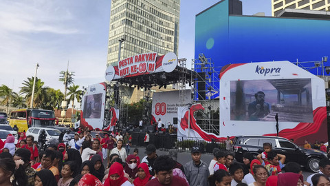 Sejumlah warga mulai berkumpul untuk mengikuti rangkaian HUT ke-80 RI di kawasan Bundaran HI, Jakarta, Minggu (17/8/2025). Foto: Thomas Bosco/kumparan