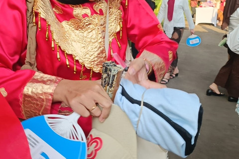 Isi souvenir HUT ke-80 RI di Istana Merdeka, Jakarta, Minggu (17/8/2025). Foto: Zamachsyari/kumparan
