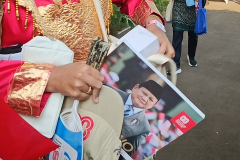 Isi souvenir HUT ke-80 RI di Istana Merdeka, Jakarta, Minggu (17/8/2025). Foto: Zamachsyari/kumparan