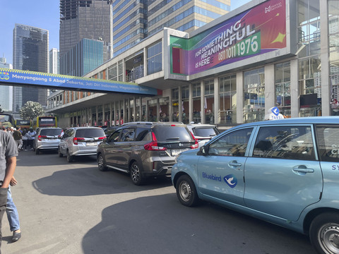 Situasi kepadatan lalu lintas di sekitar panggung Pesta Rakyat di kawasan Sarinah, Thamrin, Jakarta Pusat, Minggu (17/8/2025). Foto: Fadhil Pramudya/kumparan