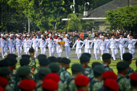 Gubernur Jawa Barat Dedi Mulyadi memimpin Upacara Bendera HUT ke 80 RI di Lapangan Gasibu, Kota Bandung, Minggu (17/8/2025). Foto: Dok. Pemprov Jabar