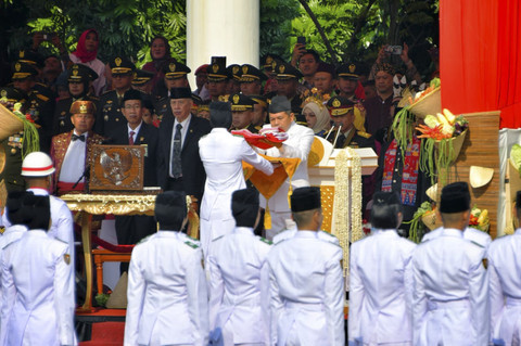 Gubernur Jawa Barat Dedi Mulyadi memimpin Upacara Bendera HUT ke 80 RI di Lapangan Gasibu, Kota Bandung, Minggu (17/8/2025). Foto: Dok. Pemprov Jabar