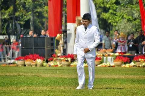 Gubernur Jawa Barat Dedi Mulyadi memimpin Upacara Bendera HUT ke 80 RI di Lapangan Gasibu, Kota Bandung, Minggu (17/8/2025). Foto: Dok. Pemprov Jabar