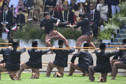 Sejumlah penari tampil sebelum dimulainya Upacara Peringatan Detik-Detik Proklamasi Kemerdekaan ke-80 Republik Indonesia di Istana Merdeka, Jakarta, Minggu (17/8/2025). Foto: kumparan