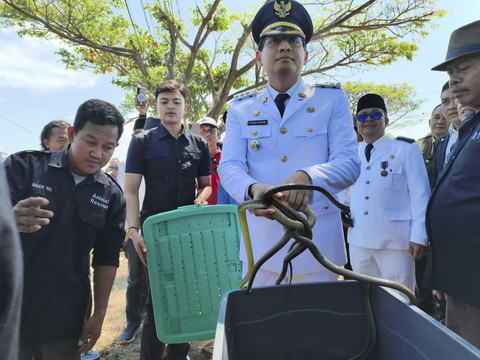 Bupati Indramayu Lucky Hakim melepas ular, burung hantu dan biawak di area persawahan Desa Limbangan, Kecamatan Juntinyuat, Indramayu, Minggu (17/8/2025). Foto: kumparan