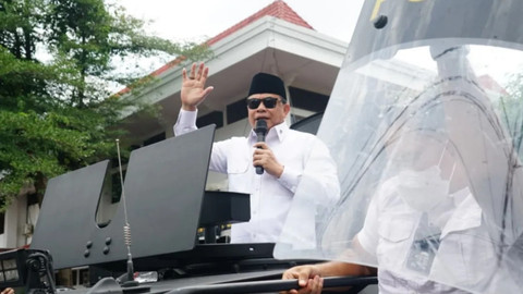 Bupati Pati Sudewo saat temui pendemo di Alun-Alun Pati Foto: Pemkab Pati