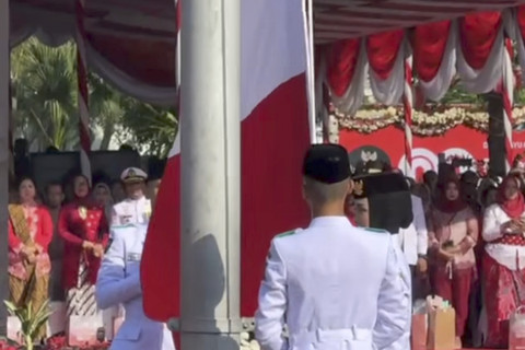 Momen Bendera Merah Putih terbalik saat hendak dikibarkan tim Paskibra dalam upacara HUT kemerdekaan ke-80 RI di Balai Kota Surabaya, Miggu (17/8/2025). Foto: Dok. Istimewa