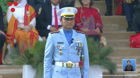 Kolonel Pnb Sunar Adi Wibowo menjadi Komandan upacara penurunan bendera Merah Putih HUT ke-80 RI di di Istana Merdeka Jakarta, Minggu (17/8/2025). Foto: YouTube/ Sekretariat Presiden