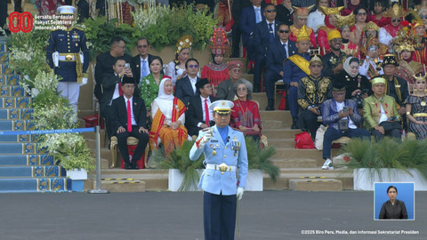Kolonel Pnb Sunar Adi Wibowo menjadi Komandan upacara penurunan bendera Merah Putih HUT ke-80 RI di di Istana Merdeka Jakarta, Minggu (17/8/2025). Foto: YouTube/ Sekretariat Presiden