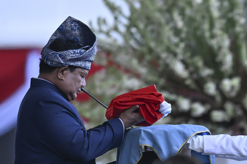Presiden Prabowo Subianto menerima duplikat Bendera Pusaka Merah Putih dari petugas pembawa baki Pasukan Pengibar Bendera Aliah Sakira pada Upacara Penurunan Bendera dalam rangka HUT ke-80 RI di Istana Merdeka, Jakarta, Minggu (17/8/2025). Foto: Hafidz Mubarak A/ANTARA FOTO