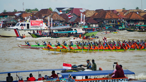 Tradisi tahunan lomba perahu bidar dan perahu hias yang menjadi tontonan menarik warga Kota Palembang merayakan HUT ke-80 RI, Minggu (17/8) Foto: ary priyanto/urban id
