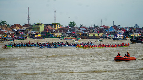 Tradisi tahunan limba perahu bidar dan perahu hias di Sungai Musi yang kerap dipadati warga Kota Palembang di momen perayaan HUT ke-80 RI, Minggu (17/8) Foto: ary priyanto/urban id