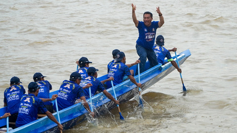 Aksi salah satu peserta lomba perahu bidar dan perahu hias saat berhasil memenangkan lomba yang diselenggarakan memperingati HUT ke-80 RI, Minggu (17/8) Foto: ary priyanto/urban id