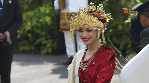 Selvi Ananda, istri Wapres RI Gibran Rakabuming Raka tiba untuk menghadiri Upacara Peringatan Detik-Detik Proklamasi Kemerdekaan ke-80 Republik Indonesia di Istana Merdeka, Jakarta, Minggu (17/8). Foto: Aditya Pradana Putra/ANTARA FOTO