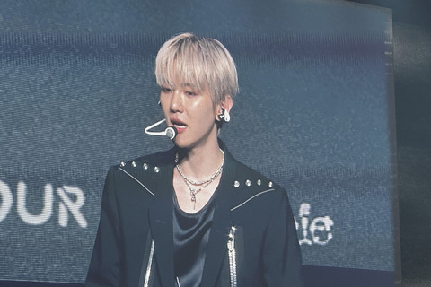 Penampilan Baekhyun EXO saat menggelar konser Reverie yang digelar di ICE BSD, Sabtu (16/8/2025). Foto: Kartika Pamujiningtyas/kumparan