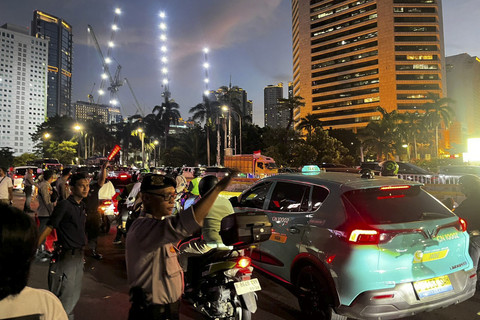 Sejumlah warga mulai berkumpul untuk mengikuti rangkaian HUT ke-80 RI di Dukuh Atas, Sudirman, Jakarta Pusat, Minggu (17/8/2025). Foto: Rayyan Farhansyah/kumparan