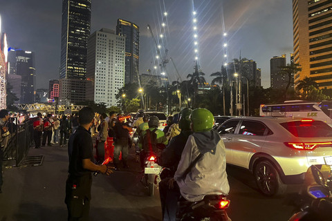Sejumlah warga mulai berkumpul untuk mengikuti rangkaian HUT ke-80 RI di Dukuh Atas, Sudirman, Jakarta Pusat, Minggu (17/8/2025). Foto: Rayyan Farhansyah/kumparan