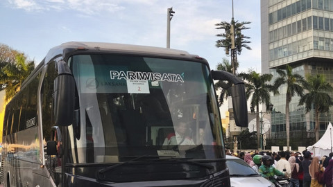 Bus pariwisata turunkan penumpang di Panggung Pesta Rakyat di Bundaran HI, Jakarta, Minggu (17/8/2025). Foto: Thomas Bosco/kumparan