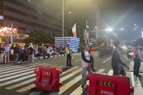 Suasana Jalan MH Thamrin mulai ditutup jelang karnaval kemerdekaan di kawasan Sarinah, Jakarta, Minggu (17/8/2025). Foto: Fadhil Pramudya/kumparan
