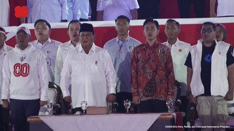 Presiden Prabowo Subianto, Wapres Gibran Rakabuming Raka, Mensesneg Prasetyo Hadi menyanyikan lagu Indonesia Raya saat menghadiri Pesta Rakyat di Monas, Jakarta, Minggu (17/8/2025). Foto: Youtube/Sekretariat Presiden