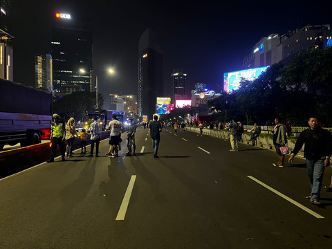Penutupan Jalan di Sudirman tepatnta di Kawasan Panggung Pesta Rakyat Dukuh Atas, Kinggu (17/8/2025). Foto: Rayyan Farhansyah/kumparan