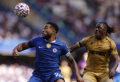 Pemain Chelsea Reece James berebut bola dengan pemain Crystal Palace Eberechi Eze pada pertandingan Liga Inggris di Stamford Bridge, London, Inggris, Minggu (17/8/2025). Foto: Andrew Couldridge/Reuters