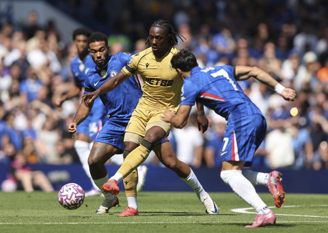 Pemain Crystal Palace Eberechi Eze berusaha melewati pemain Chelsea Pedro Neto dan Reece James pada pertandingan Liga Inggris di Stamford Bridge, London, Inggris, Minggu (17/8/2025). Foto: David Klein/Reuters