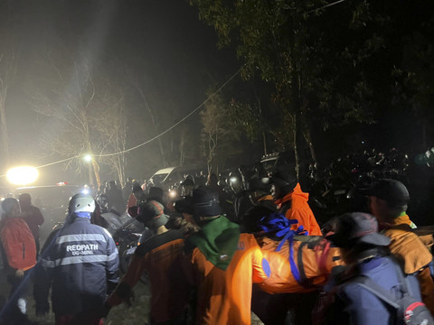 Tim SAR evakuasi pendaki yang meninggal saat rayakan HUT ke-80 RI di Gunung Bawakaraeng, Minggu (17/8/2025). Foto: Dok. Istimewa