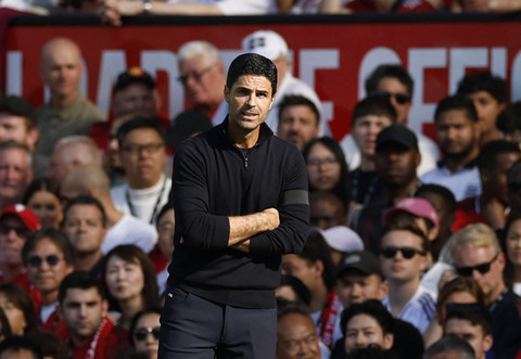 Pelatih Arsenal Mikel Arteta menyaksikan anak asuhannya bertanding melawan Manchester United dalam pertandingan Liga Inggris di Old Trafford, Manchester, Inggris, Minggu (17/8/2025). Foto: Jason Cairnduff/Reuters