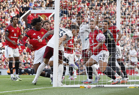 Pemain Arsenal Ricardo Calafiori menyundul bola ke arah gawang Manchester United dalam pertandingan Liga Inggris di Old Trafford, Manchester, Inggris, Minggu (17/8/2025). Foto: Jason Cairnduff/Reuters