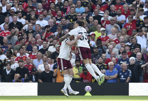 Pemain Arsenal Ricardo Calafiori berselebrasi usai mencetak gol ke gawang Manchester United dalam pertandingan Liga Inggris di Old Trafford, Manchester, Inggris, Minggu... </div>
<div class=