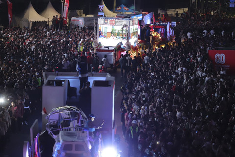 Suasana parade karnaval dalam rangka HUT ke-80 Kemerdekaan RI melintas di kawasan Bundaran HI, Jakarta, Minggu (17/8/2025). Foto: Jamal Ramadhan/kumparan
