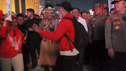 Momen Kapolri Jenderal Listyo Sigit Prabowo dan Mensesneg Prasetyo Hadi berjoget bersama warga saat Pesta Rakyat di Bundaran HI, Jakarta Pusat, Minggu (17/8/2025). Foto: Fadhil Pramudya/kumparan