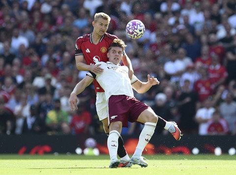 Pemain Manchester United Matthijs de Ligt berebut bola dengan pemain Arsenal Viktor Gyokeres dalam pertandingan Liga Inggris di Old Trafford, Manchester, Inggris, Minggu (17/8/2025). Foto: Peter Powell/Reuters