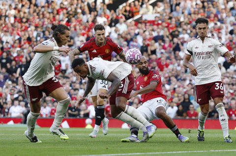 Pemain Manchester United Bryan Mbeumo dan Bejamin Sesko berduel dengan pemain Arsenal Gabriel Magalhaes serta Ricardo Calafiori dalam pertandingan Liga Inggris di Old Trafford, Manchester, Inggris, Minggu (17/8/2025). Foto: Jason Cairnduff/Reuters