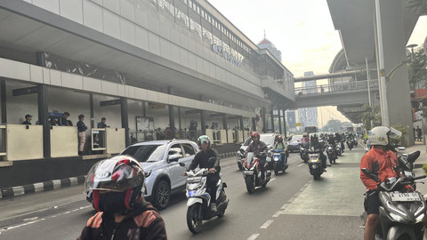 Suasana lalu lintas di Jalan Gatot Subroto, Jakarta Selatan, Senin (18/8/2025). Foto: Nasywa Athifah/kumparan
