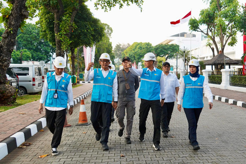 Kepala Biro Umum Deputi Bidang Administrasi dan Pengelolaan Istana Sekretariat Presiden, Brigjen TNI Mulyadi (kedua dari kiri) dan Direktur Utama PLN, Darmawan Prasodjo (ketiga dari kanan) saat memeriksa listrik selama rangkaian HUT ke-80 RI di Istana Merdeka, Jakarta, Minggu (17/8). Foto: Dok. PLN