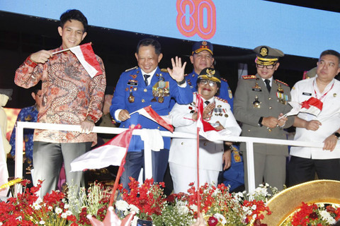 Kemendagri ikut Karnaval Bersatu, memeriahkan HUT ke-80 RI, Minggu (17/8/2025) malam. Foto: Kemendagri RI