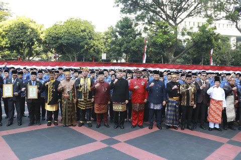 Segenap ASN dan BNPP mengikuti upacara peringatan Hari Ulang Tahun (HUT) ke-80 Republik Indonesia (RI) di Plaza Gedung A, Kantor Pusat Kemendagri, Jakarta, Minggu (17/8/2025).  Foto: Kemendagri RI