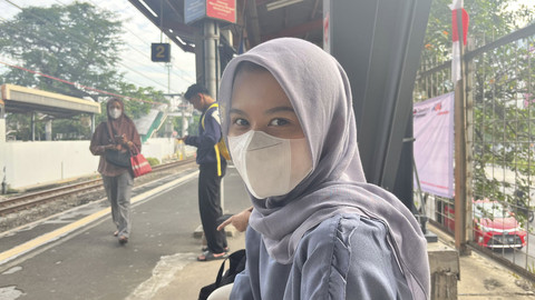 Silvi (25), pekerja yang sedang menunggu KRL di Stasiun Tanjung Barat, Jagakarsa, Jakarta Selatan, Senin (18/8/2025). Foto: Nasywa Athifah/kumparan