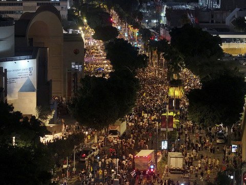 Foto udara orang-orang berunjuk rasa di area yang disebut Lapangan Sandera, di Tel Aviv, Israel, Minggu (17/8/2025) waktu setempat. Foto: AVIV ATLAS/REUTERS
