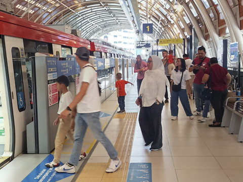 LRT Jabodebek pada momen Hari Ulang Tahun (HUT) ke-80 Kemerdekaan Republik Indonesia, Minggu (17/8/2025). Foto: LRT Jabodebek
