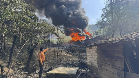 Kebakaran akibat semburan gas (blowout) di sebuah sumur rakyat di Dukuh Gendono, Desa Gandu, Kecamatan Bogorejo, Kabupaten Blora, Jawa Tengah. Minggu siang (17/08/2025). Foto: Dok. Istimewa