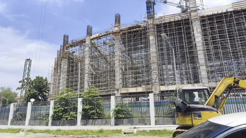 Pantauan proses pembangunan Revitalisasi Stadion Teladan, Kota Medan, Senin (18/8/2025). Foto: Amar Marpaung/kumparan