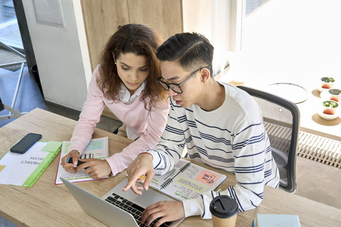 Ilustrasi Gen Z di kantor. Foto: Ground Picture/Shutterstock