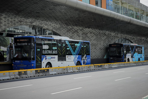 Transjakarta bersiap menjemput penumpang di halte, Jakarta, Senin (18/8/2025). Foto: Jamal Ramadhan/kumparan