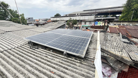 Panel surya yang terpasang di Aula RT 001 RW 03 Kebon Pala, Makasar, Jakarta Timur, Senin (18/8/2025). Foto: Nasywa Athifah/kumparan