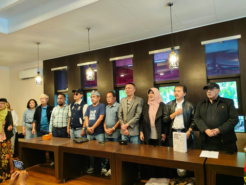 Roy Suryo, Rismon Sianipar, dan dr Tifa menggelar soft launching buku Jokowi's White Paper di Coffee Shop University Club Hotel UGM, Senin (18/8/2025). Ini momen saat lampu masih menyala. Foto: Arfiansyah Panji Purnandaru/kumparan