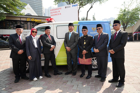 PNM dan BAZNAS menyalurkan ambulans di 6 wilayah Indonesia. (ist)